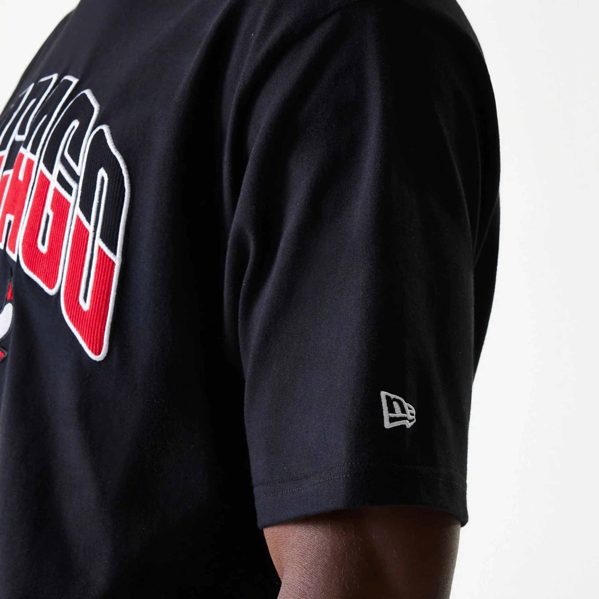 Chicago Bulls NBA Arch Graphic Black Oversized T-Shirt - Image 5