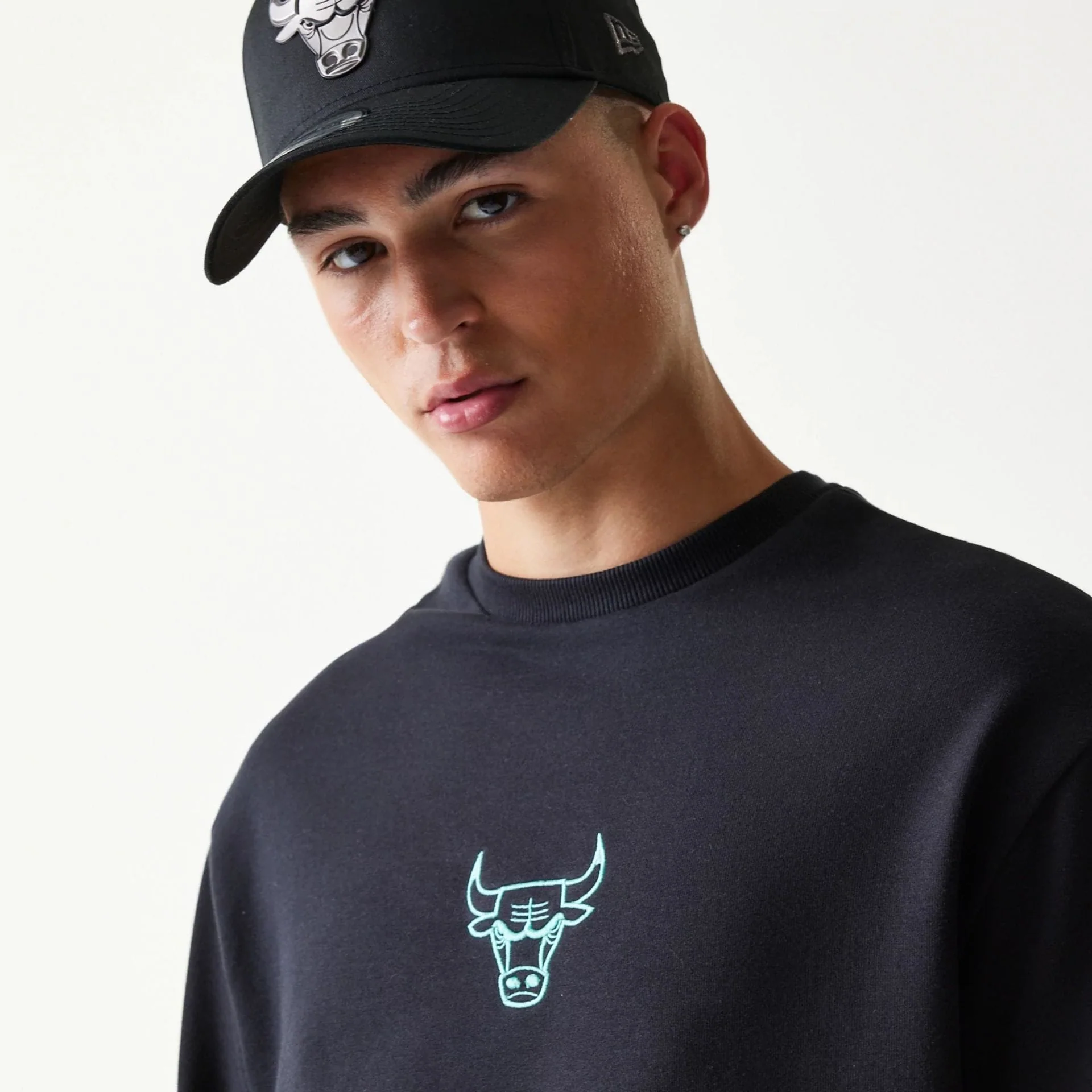 Chicago Bulls NBA Black Oversized Crew Neck Sweater - Image 4