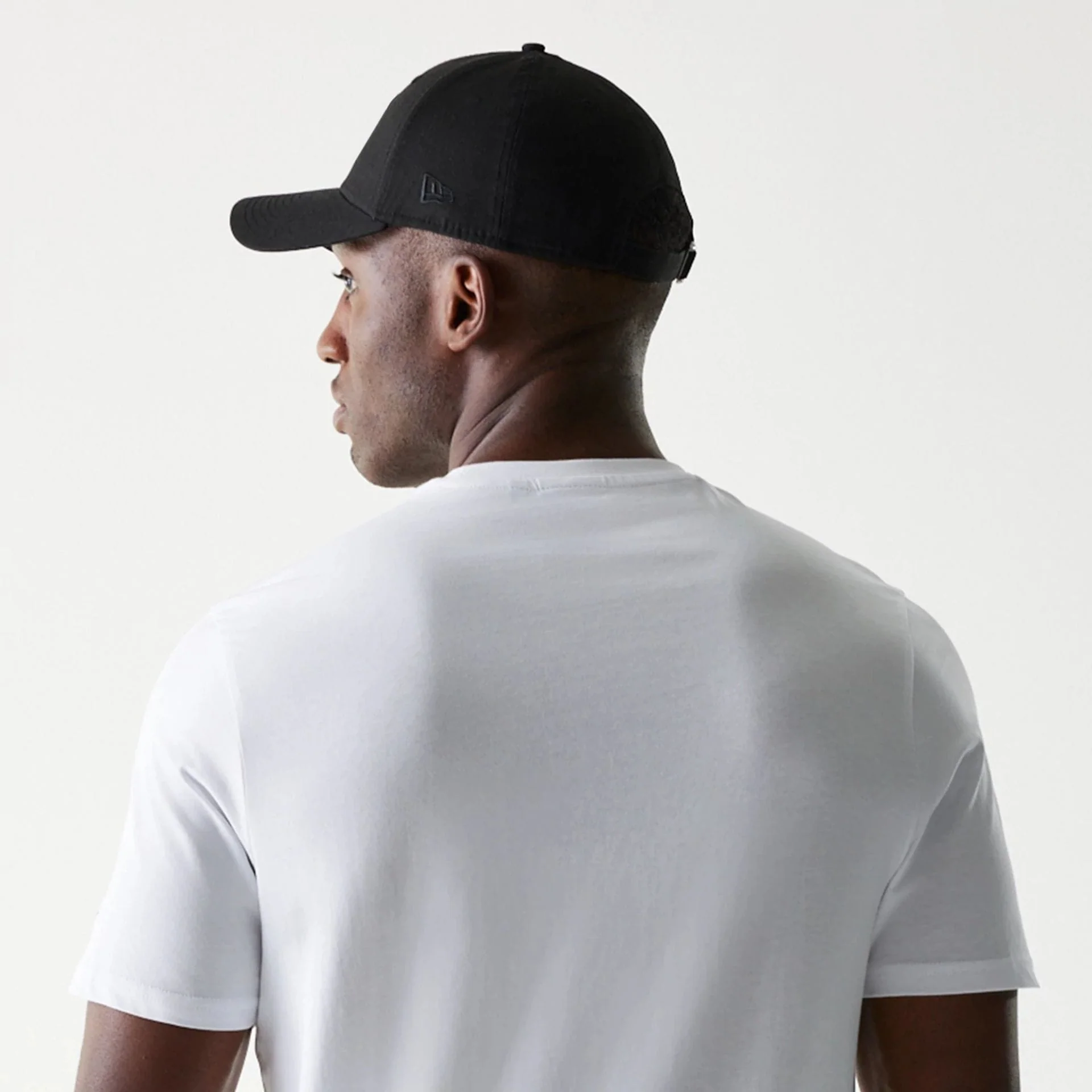 Chicago Bulls NBA Flame Graphic White T-Shirt - Image 7