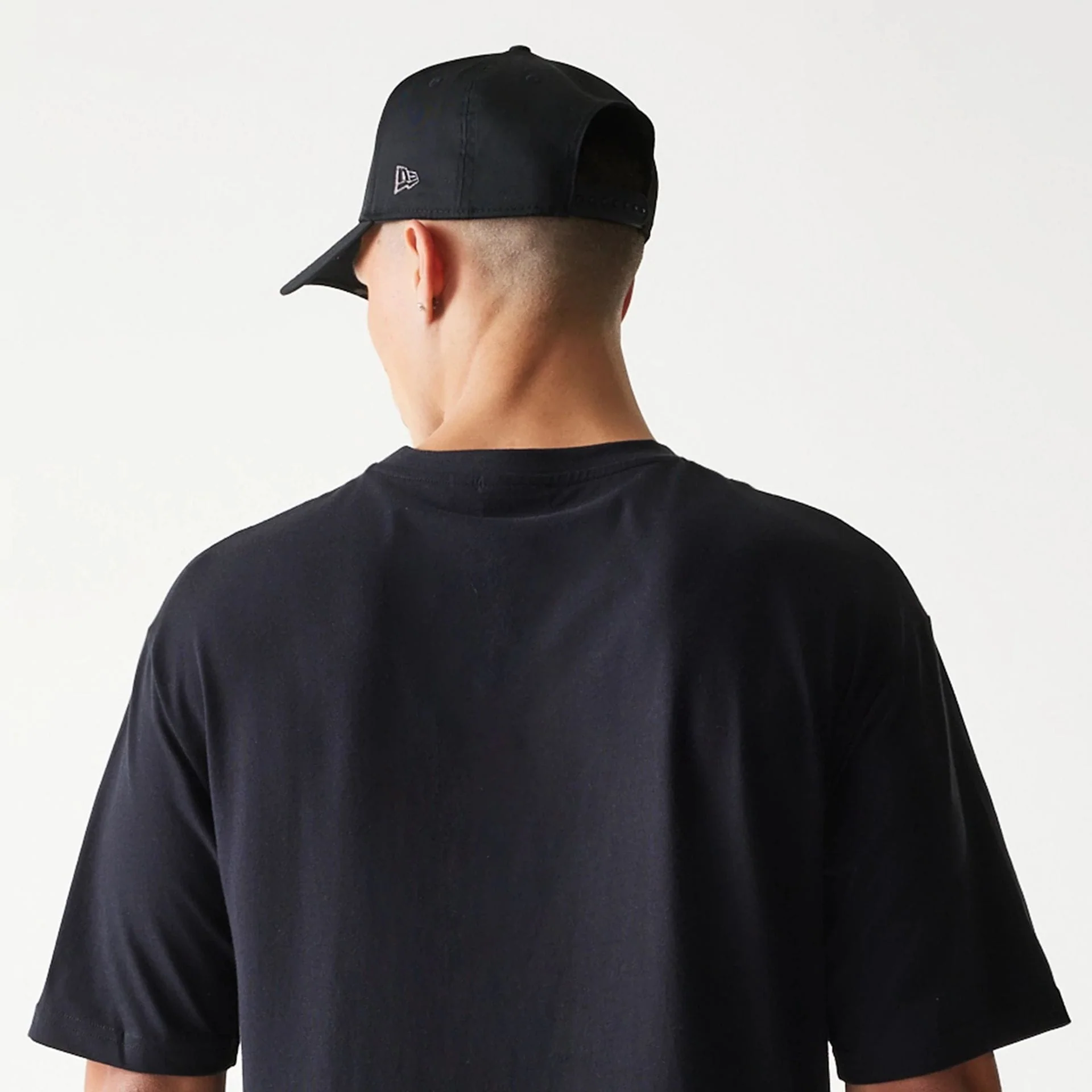 Chicago Bulls NBA League Essential Black Oversized T-Shirt - Image 7