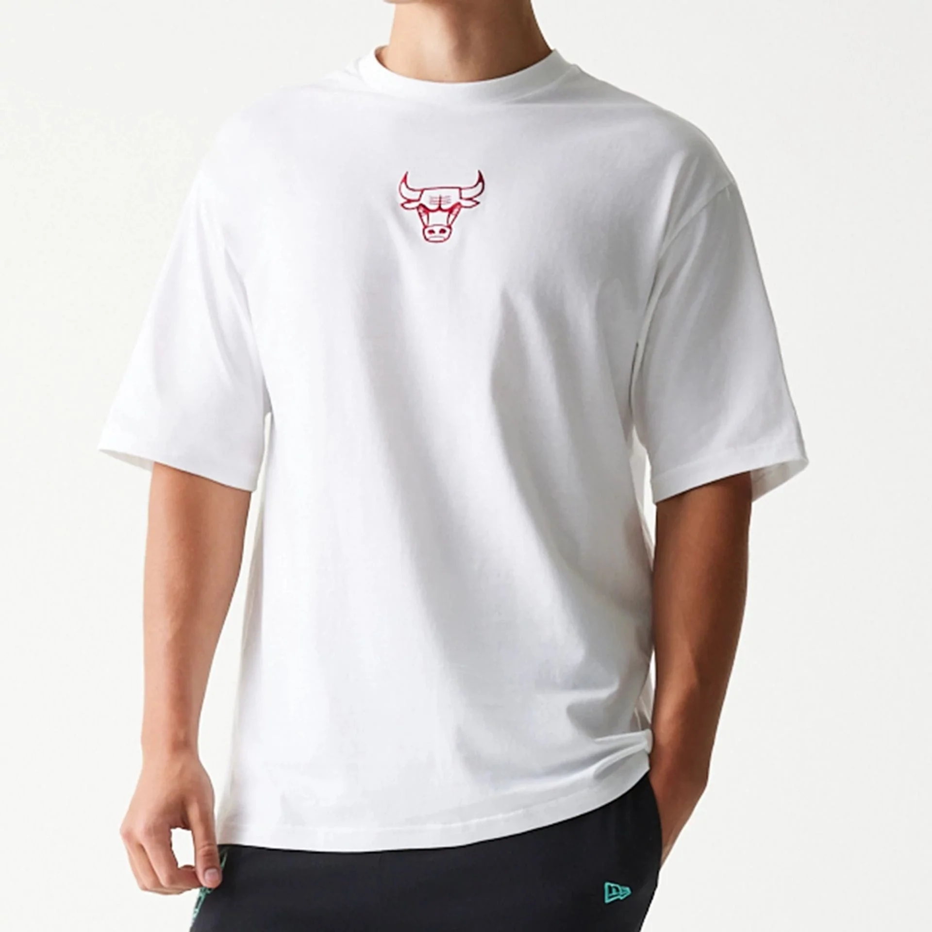 Chicago Bulls NBA League Essential White Oversized T-Shirt - Image 3