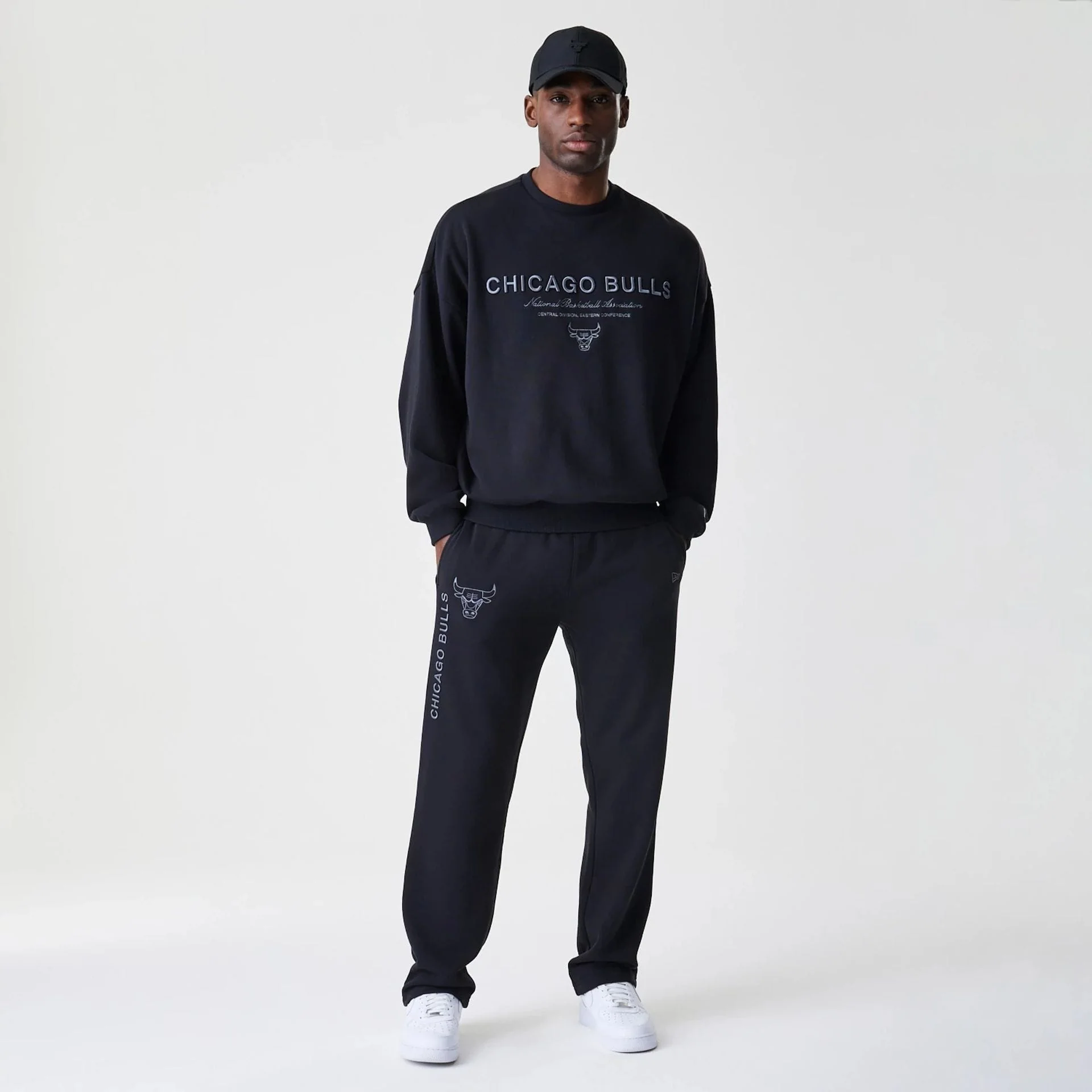 Chicago Bulls NBA Linear Black Crew Neck Sweater - Image 8