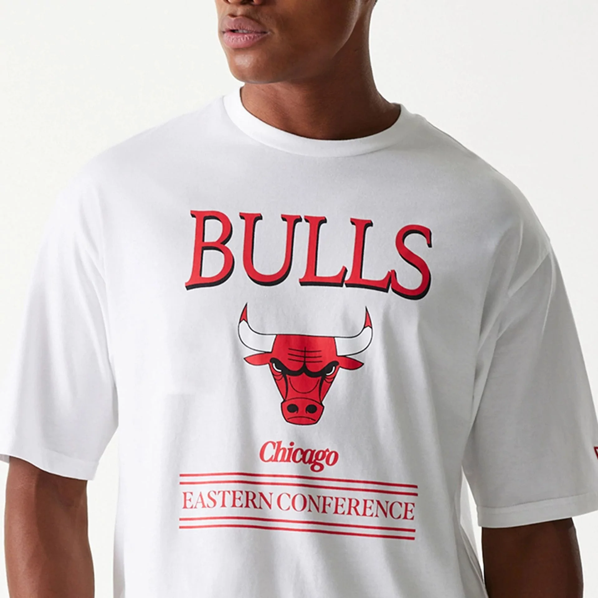Chicago Bulls NBA Team Graphic White Oversized T-Shirt - Image 3