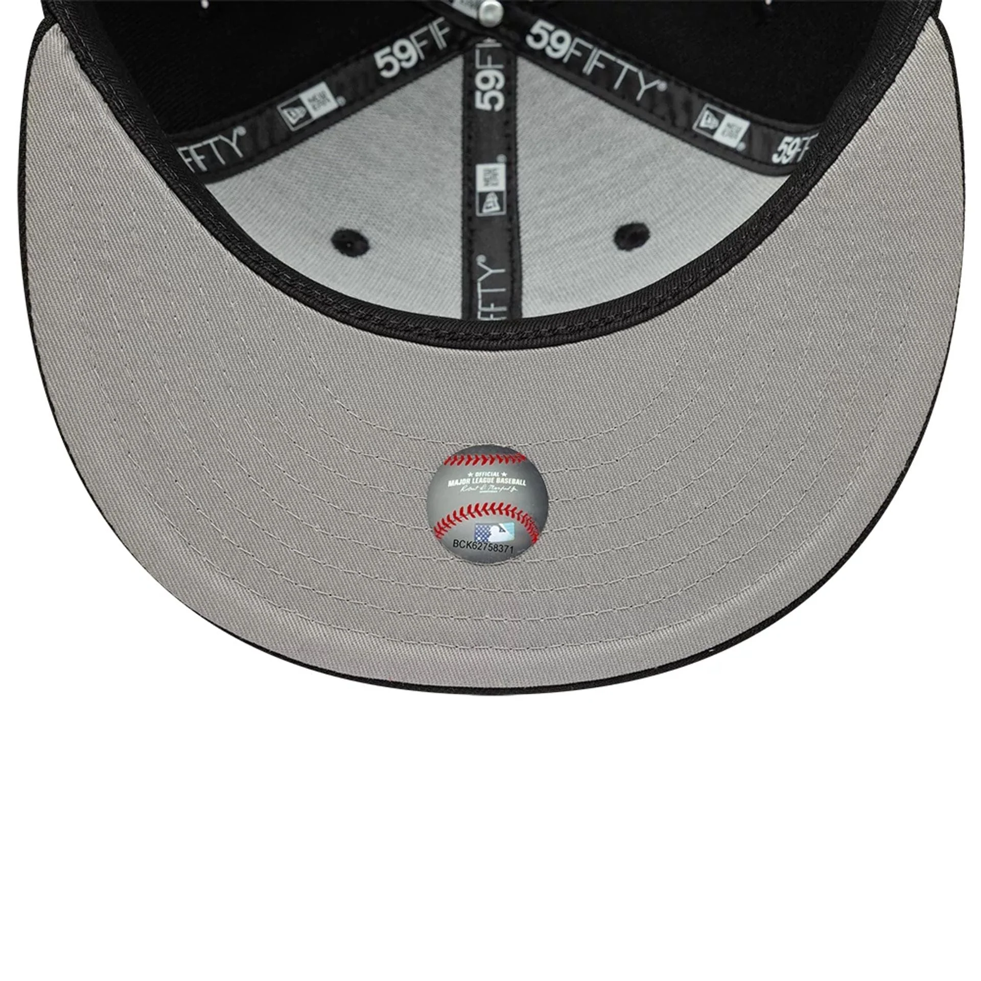Chicago White Sox MLB Faux Pearl Black 59FIFTY Fitted Cap - Image 2