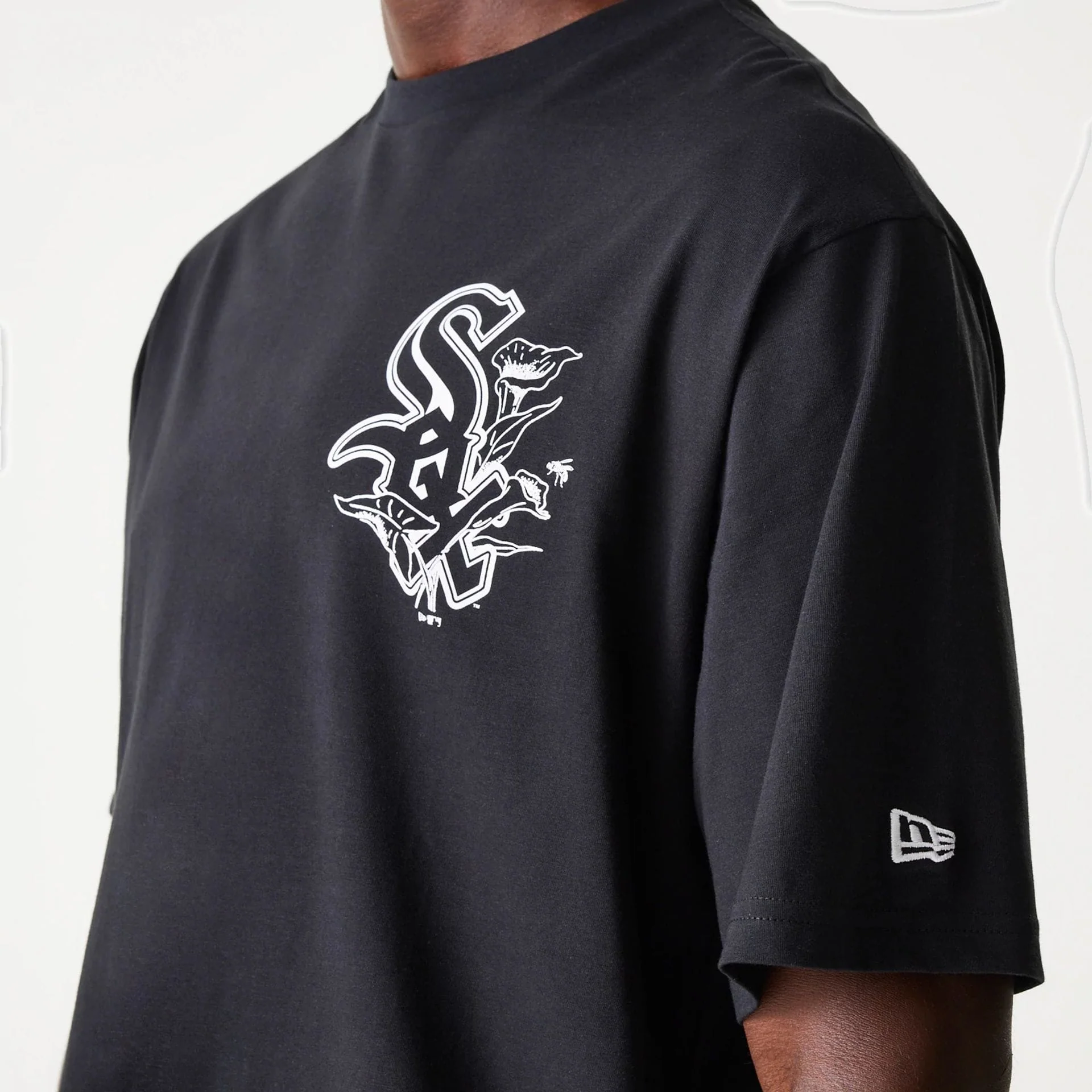Chicago White Sox MLB Floral Graphic Black Oversized T-Shirt - Image 3