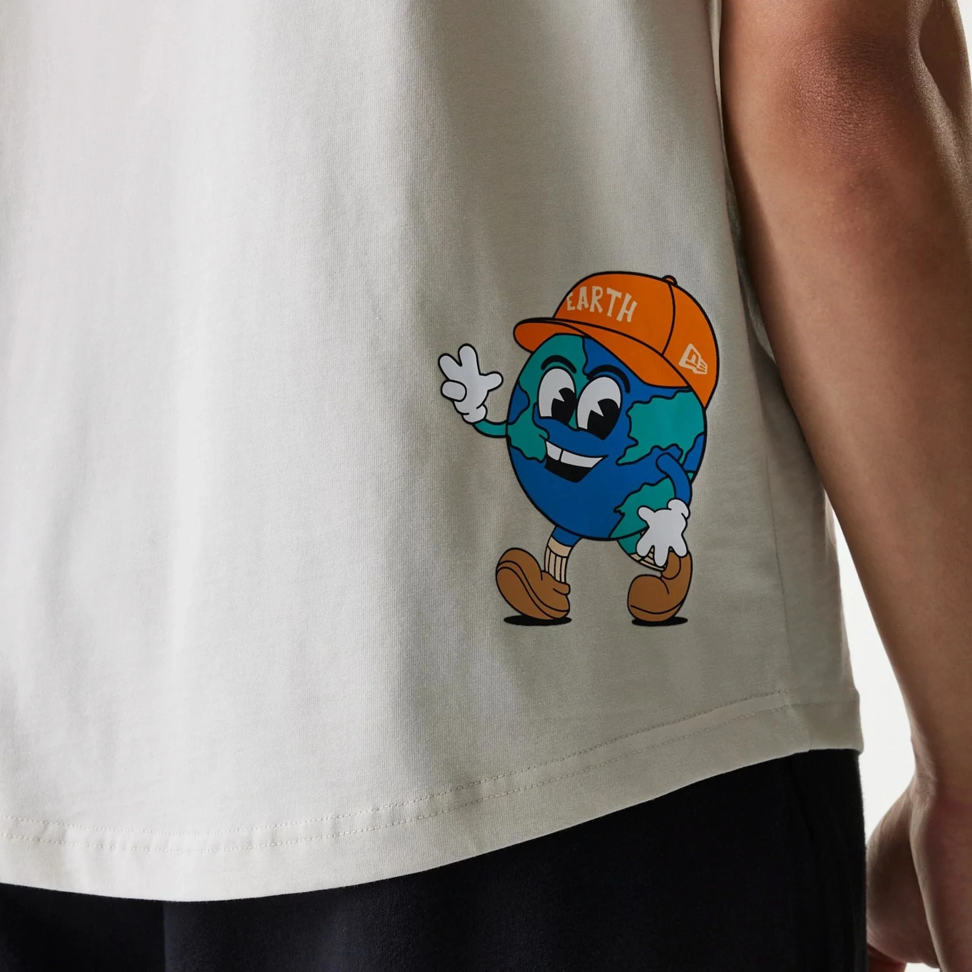 New Era Outdoor Earth Day Stone Side Pocket T-Shirt - Image 4
