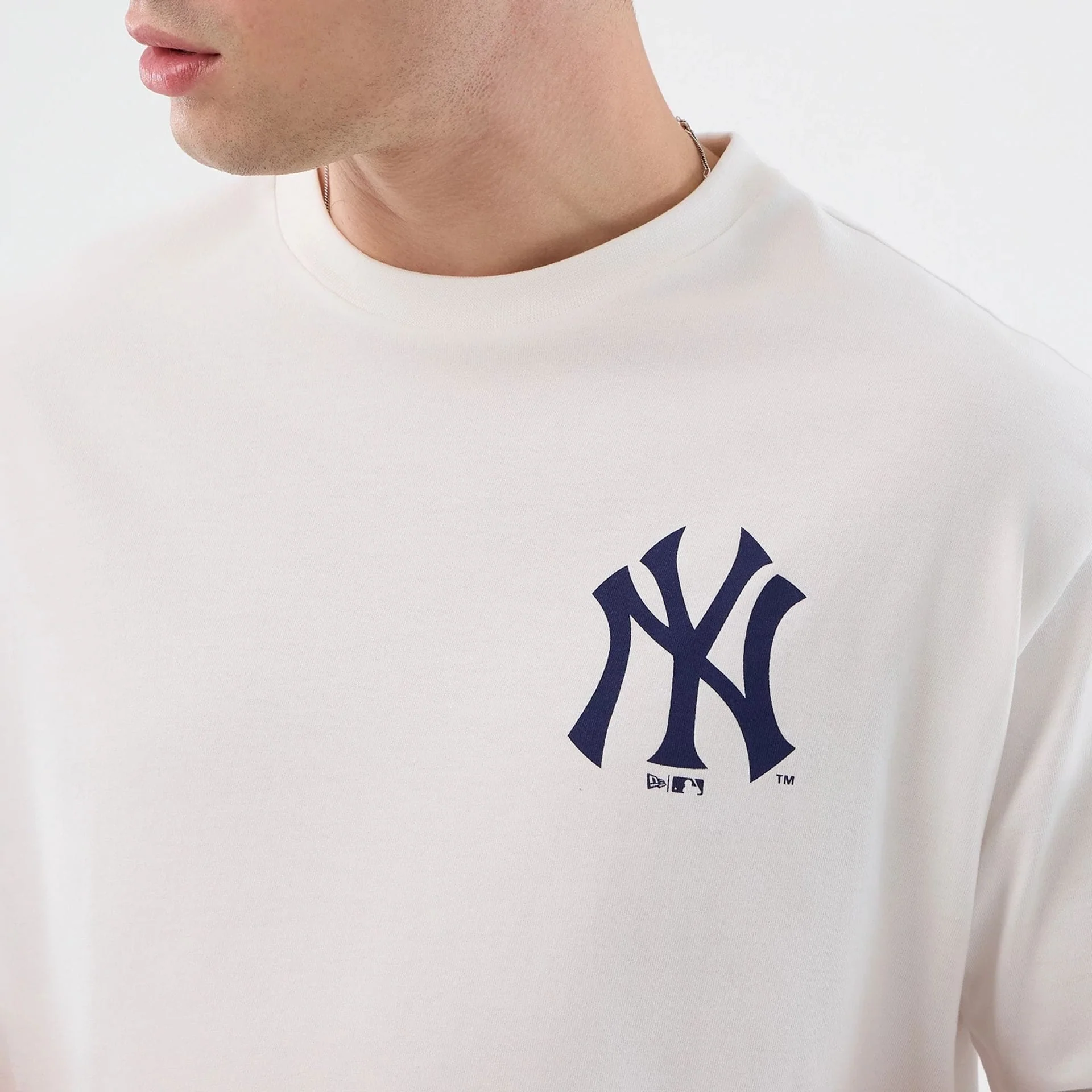 New York Yankees MLB Cap Graphic White Oversized T-Shirt - Image 6