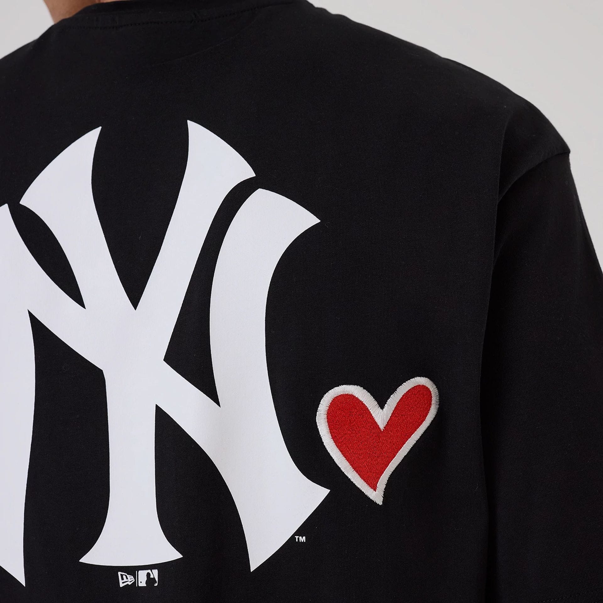 New York Yankees MLB Heart Graphic Black T-Shirt - Image 4