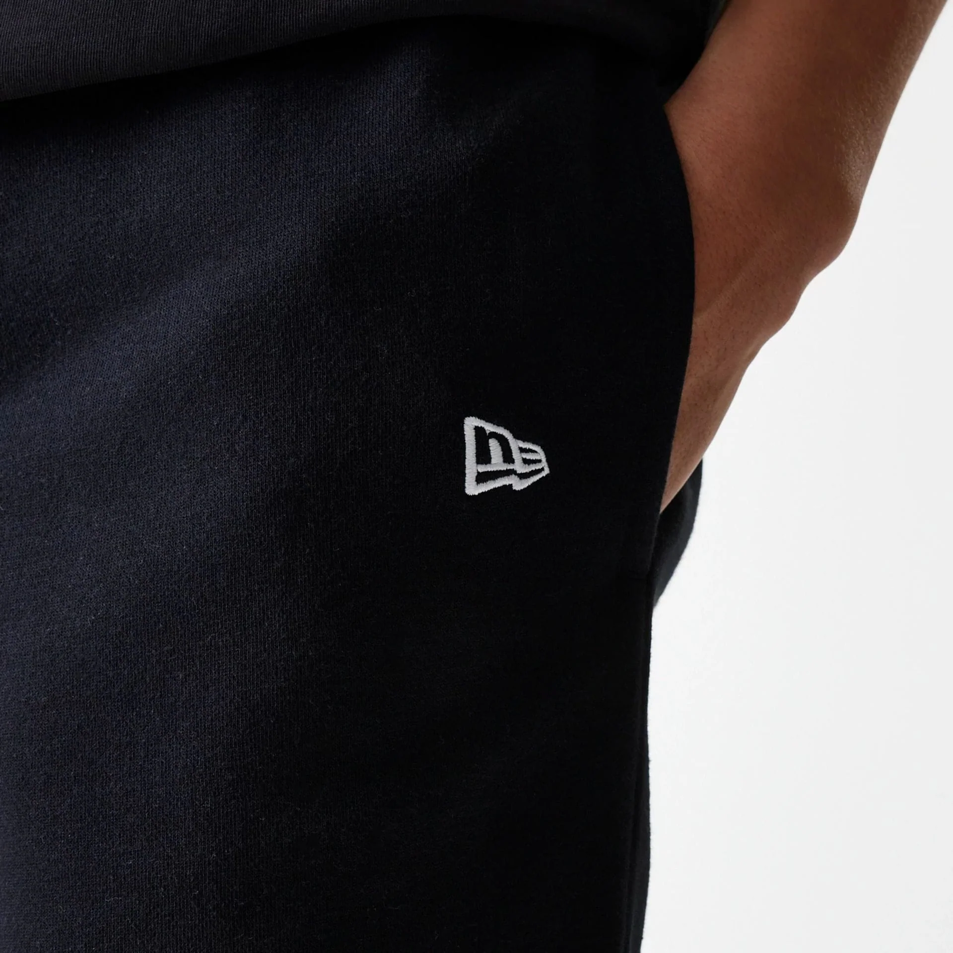 New York Yankees MLB League Essential Midi Black Shorts - Image 5