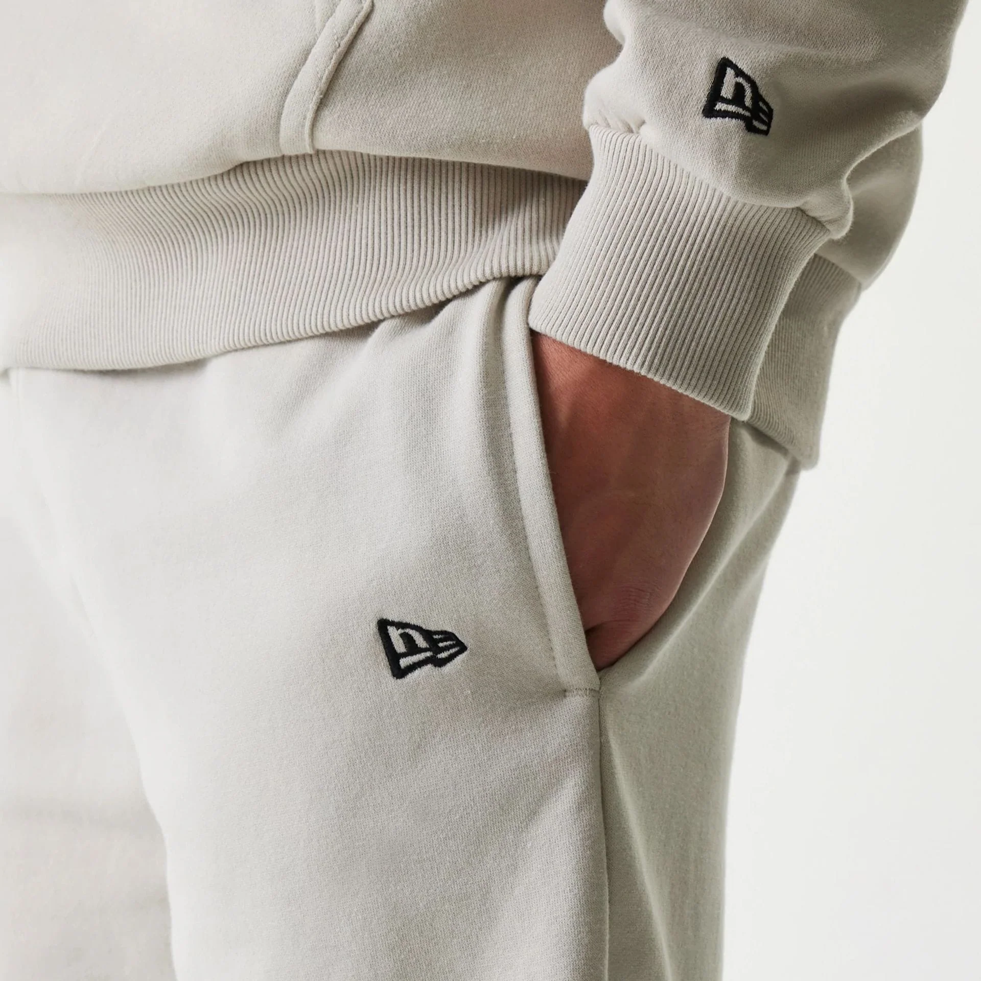 New York Yankees MLB League Essential Midi Cream Shorts - Image 5