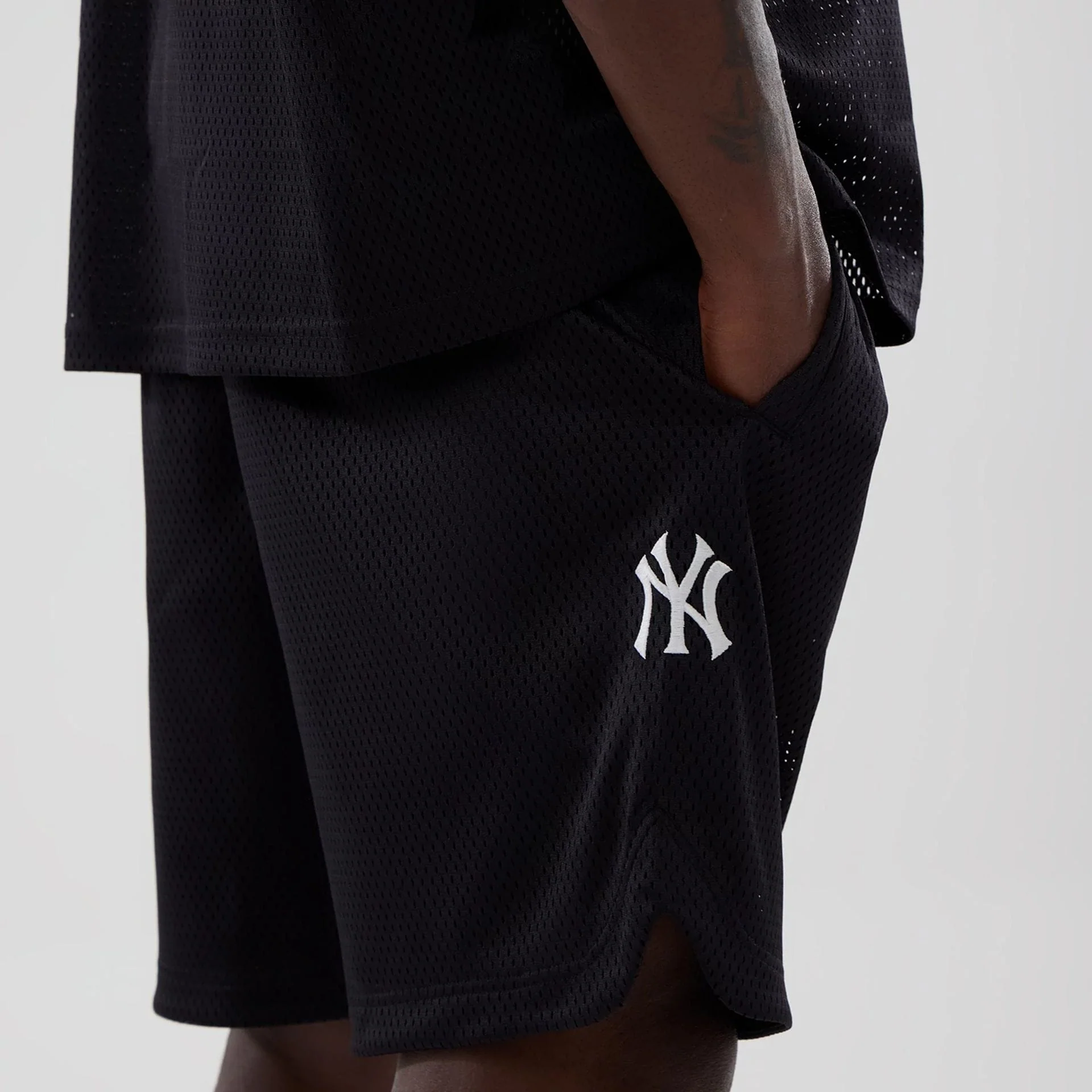 New York Yankees MLB Mix League Black Oversized Mesh Shorts - Image 5