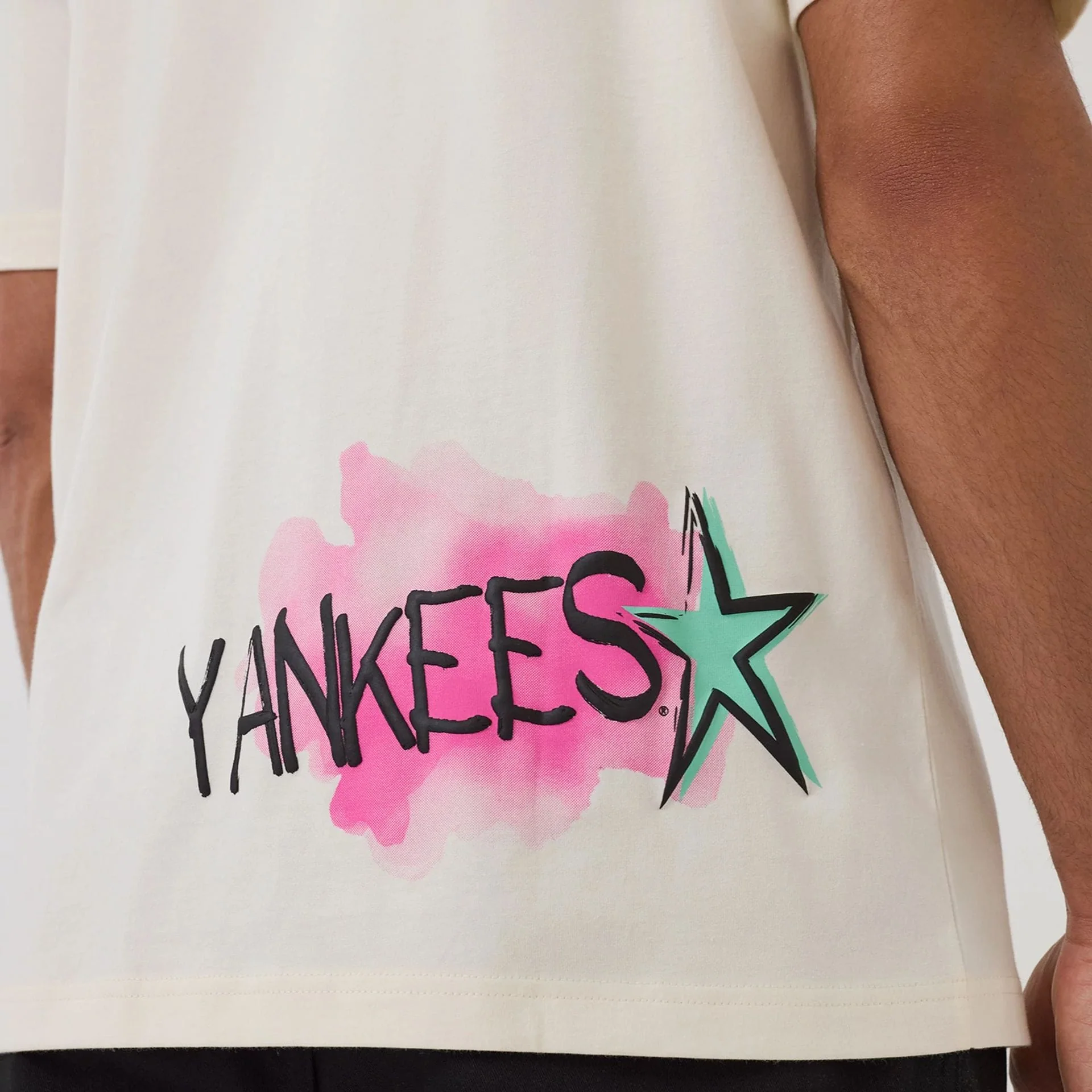 New York Yankees MLB Street Art Graphic Light Beige T-Shirt - Image 4