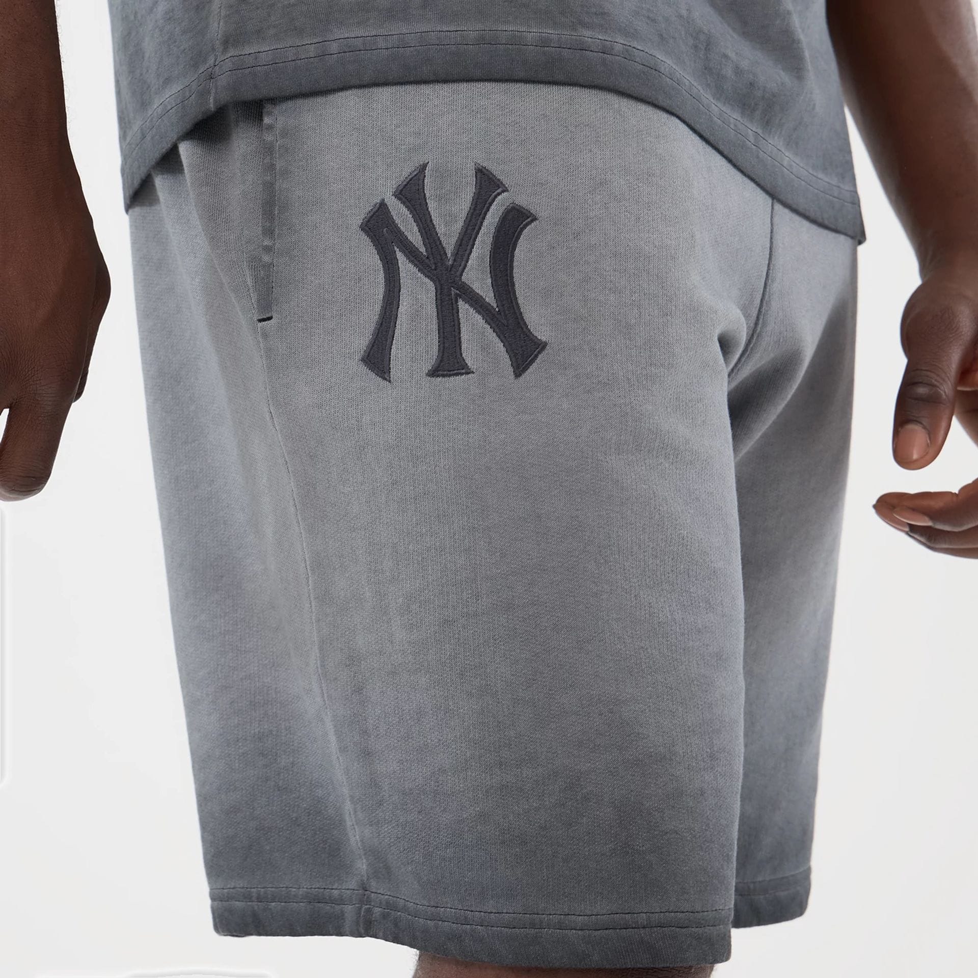 New York Yankees MLB Washed Logo Black Shorts - Image 3
