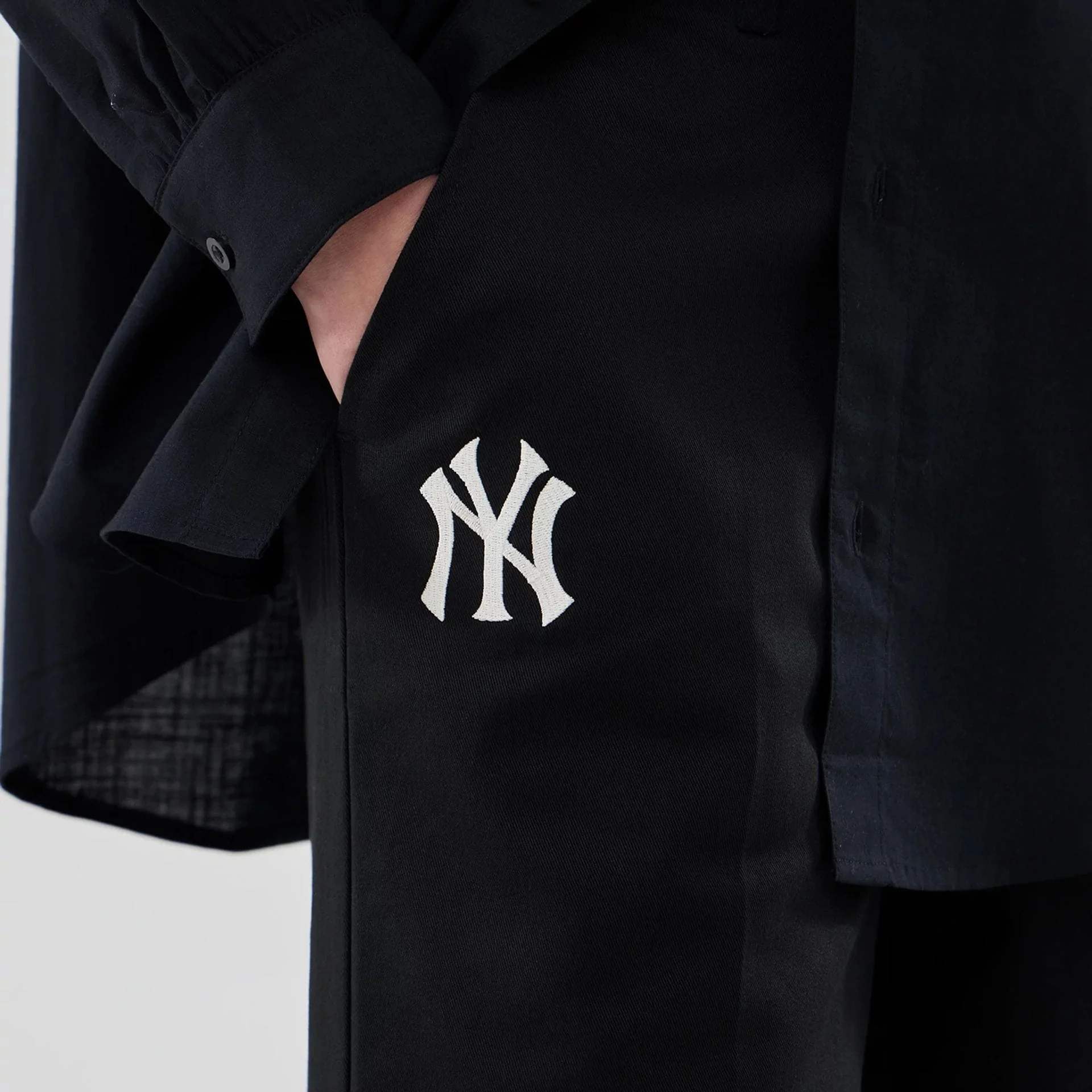 New York Yankees Womens MLB Black Chino Trousers - Image 4
