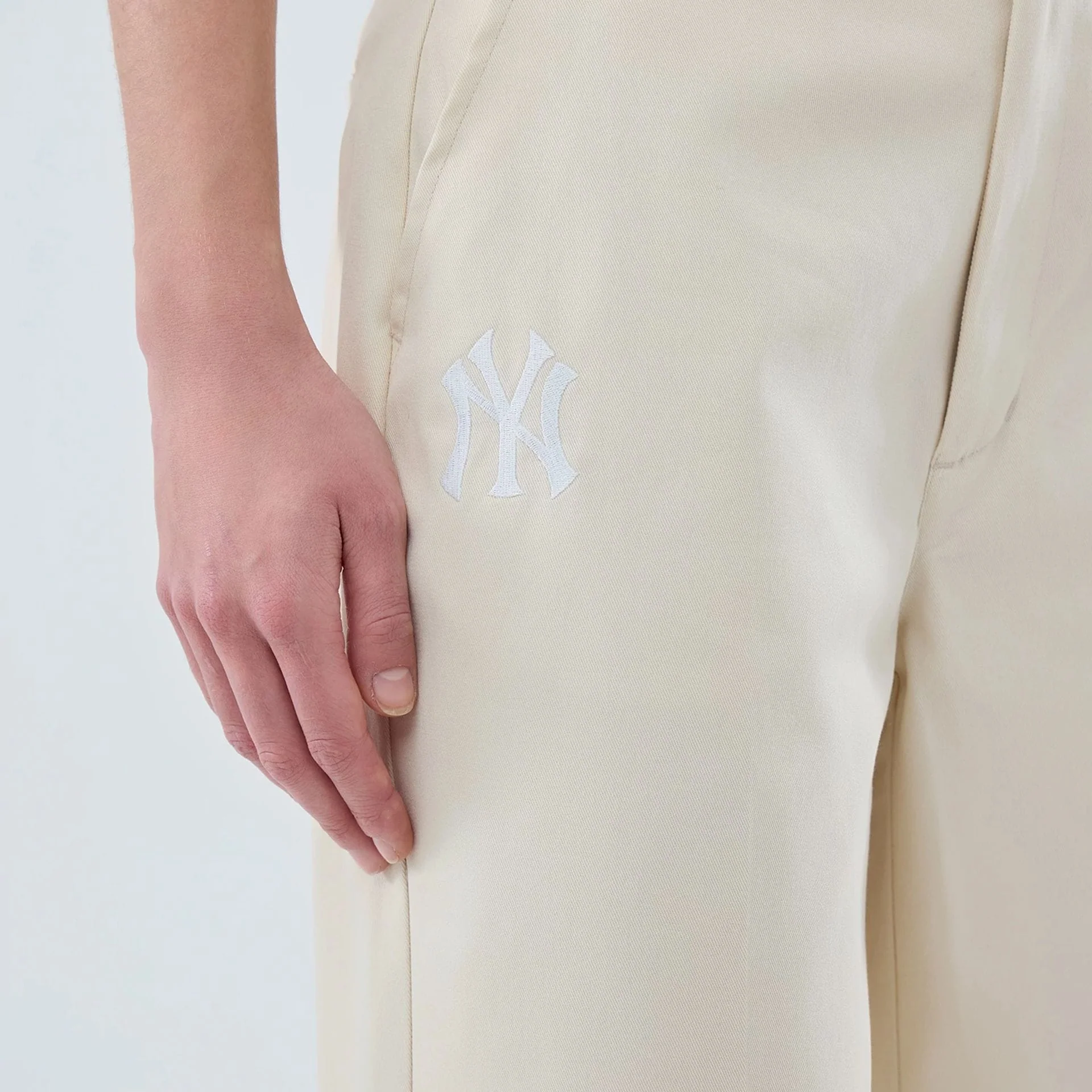 New York Yankees Womens MLB Cream Chino Trousers - Image 4
