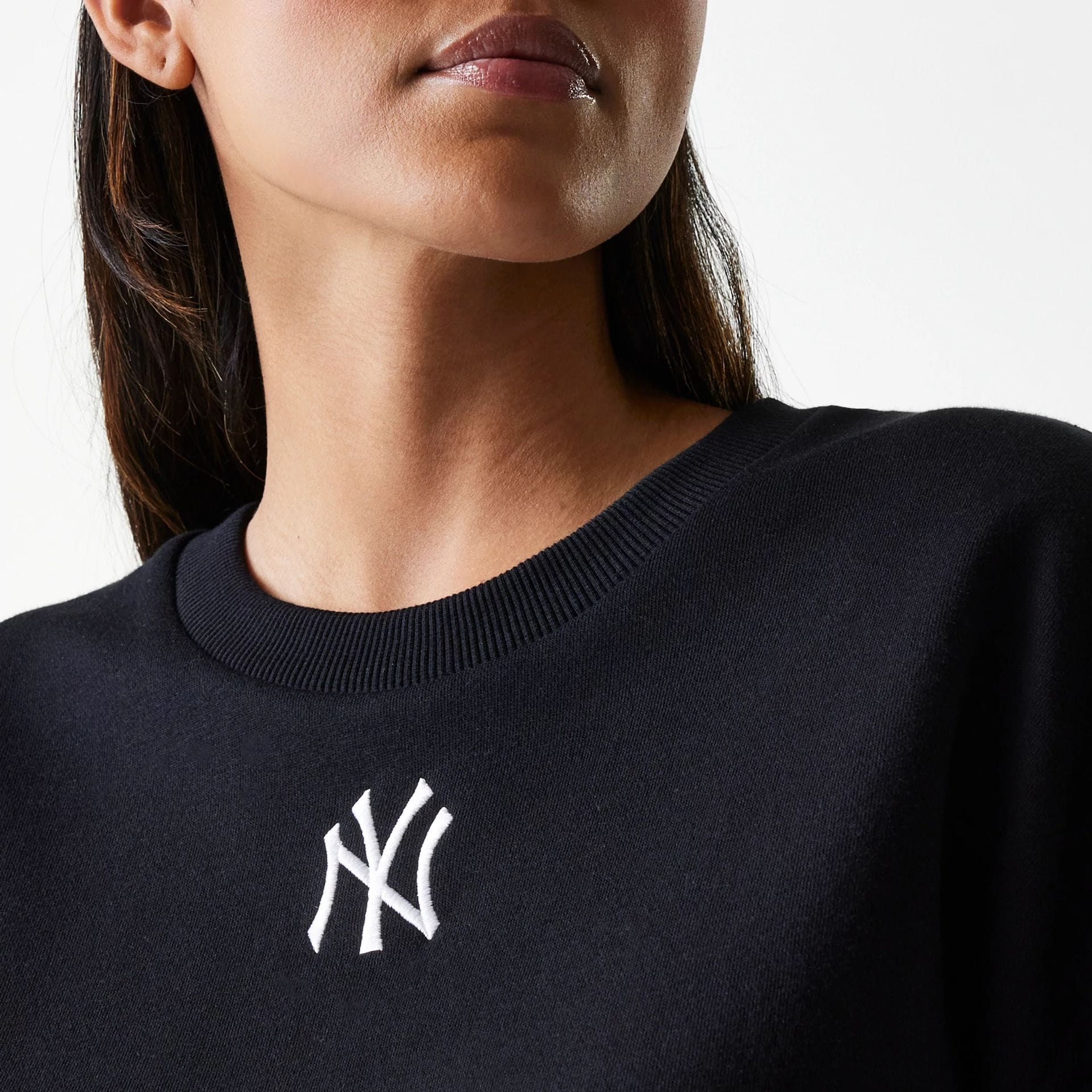 New York Yankees Womens MLB Midi League Essential Black Cropped Crew Neck Sweater - Image 3