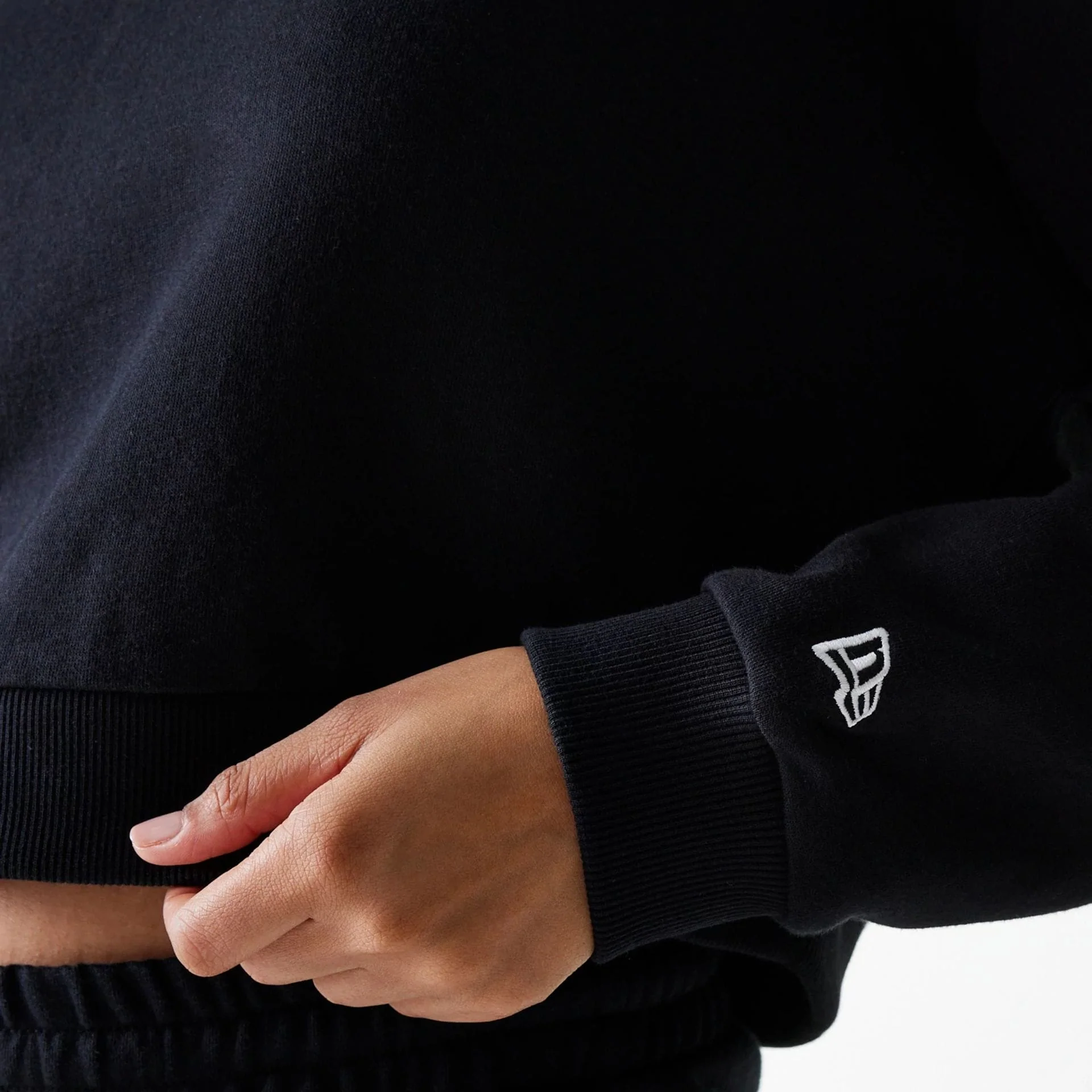 New York Yankees Womens MLB Midi League Essential Black Cropped Crew Neck Sweater - Image 5
